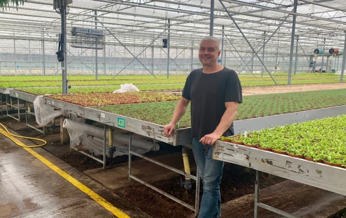 Werkbegeleider tuinderij Andreas in de kassen