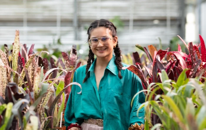 Medewerker van Pantar Donnee tussen de planten