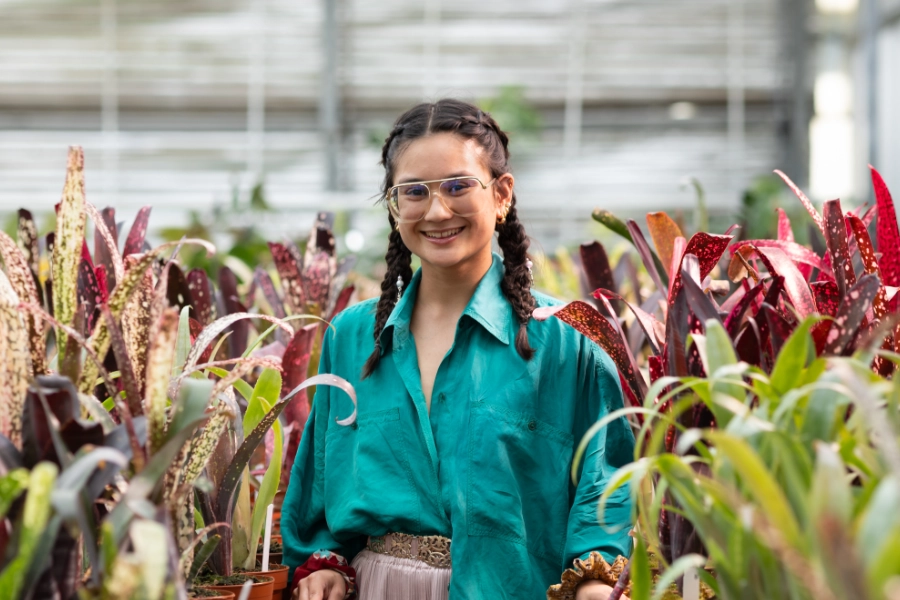 Medewerker van Pantar Donnee tussen de planten