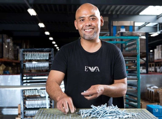 eerste-medewerker-productie-nes eerste medewerker productie nes aan het werk